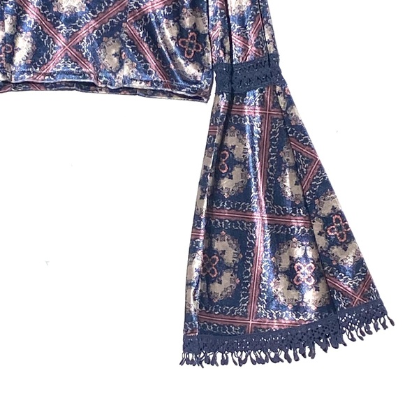 BAND OF GYPSIES Women’s Boho Velvet Printed Cropped Bell Sleeve Top size medium - Picture 3 of 5